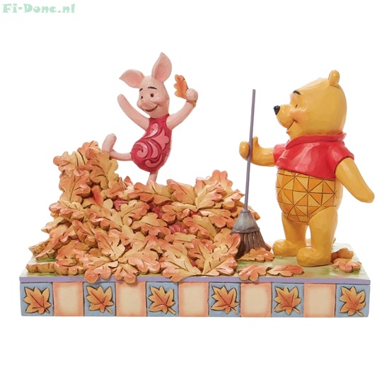 Winnie the Pooh- Poeh en Knorretje spelend in een hoop bladeren Winnie the Pooh- Poeh en Knorretje spelend in een hoop bladeren