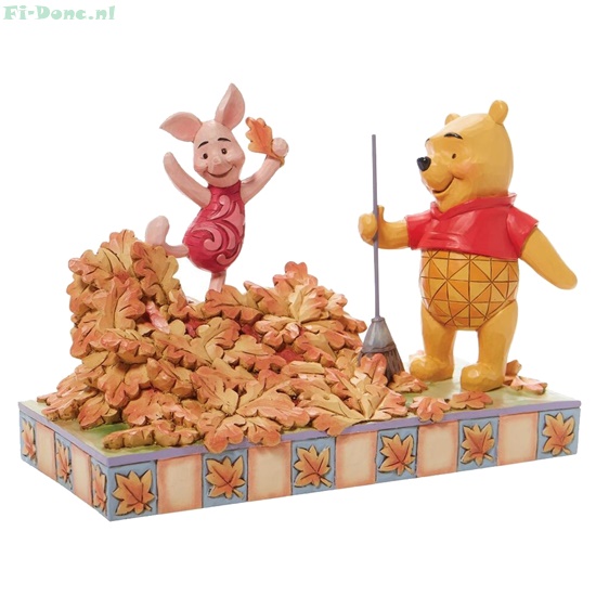 Winnie the Pooh- Poeh en Knorretje spelend in een hoop bladeren