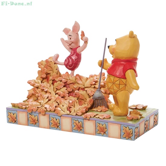 Winnie the Pooh- Poeh en Knorretje spelend in een hoop bladeren