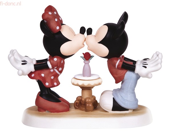 Mickey And Minnie Kissing - Click Image to Close