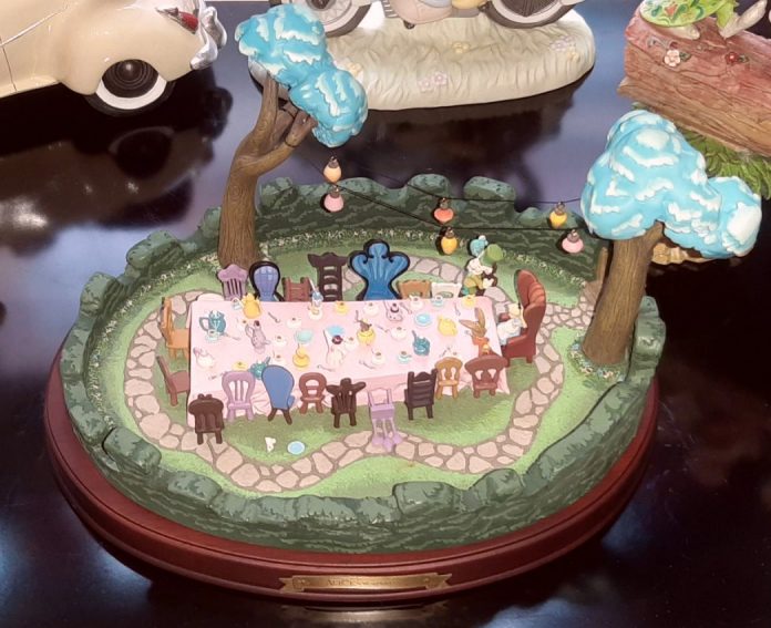 WDCC Enchanted Places - Alice tea party - Click Image to Close